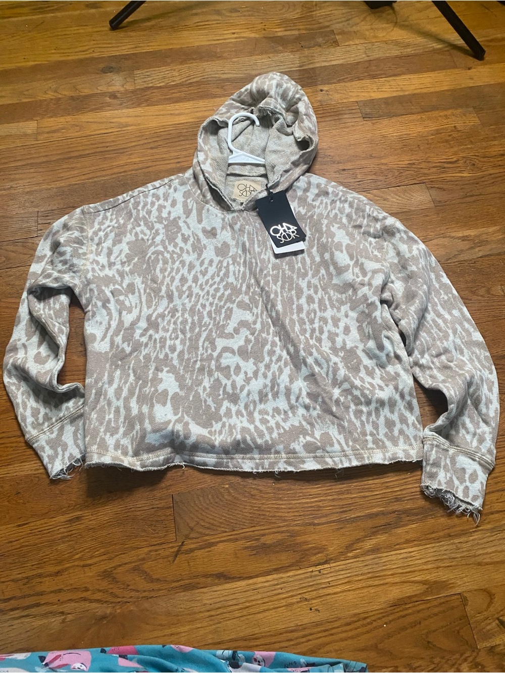 Chaser Leopard Print Cropped Hoodie Raw Hem Pullover Sweatshirt Small NWT - Picture 4 of 9